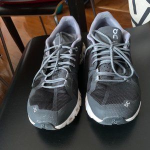 On Cloud 5 black women running shoes Size 9